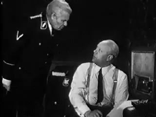 Штирлиц идет по корридору