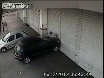 Помогая запарковать машину, будьте осторожны