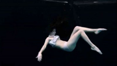 Голая под водой