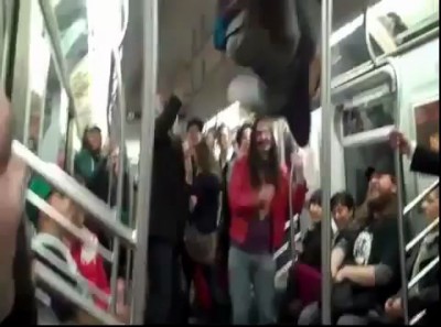 Sexy Girl, или Потрясающие трюки в метро!!!