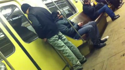 Узбек "гоняет лысого" в метро