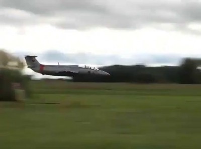 Очень низкий проход над землей самолета L-29 Delfin#12