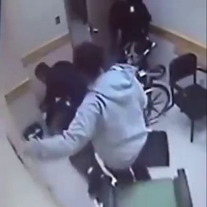 Коп избивает колясочника