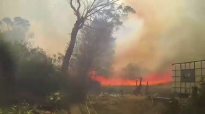 Пожарный борется с огнем. Вид от первого лица