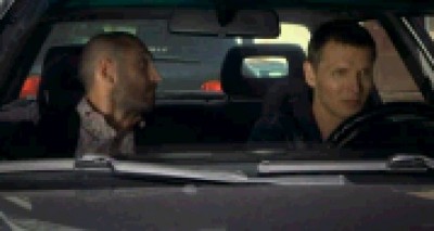 чувак сваливает от 2-х оперов-2