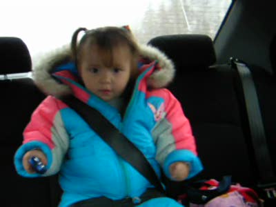 Девочка "танцует" под Aphex Twin