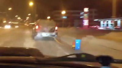 Самосвал на буксире у джипа.