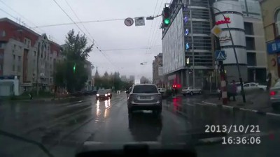 ТП на Porsche Cayenne раскатала людей на лестнице ТЦ