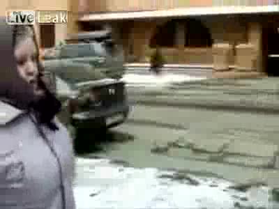 Бабуля борется с неправильной парковкой