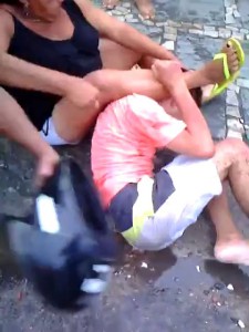 Бабцы с готовностью мудохают грабителя