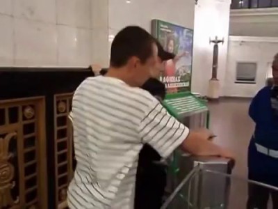 Драка с Полицейским в метро
