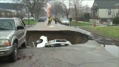 В Чикаго три автомобиля провалились в карстовую воронку ...