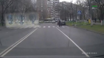 Дорога, женщина и пешеход