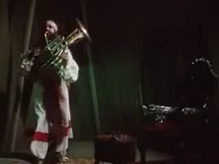 С карабас играет на трубе вк