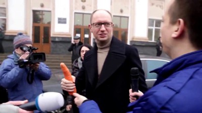 Сеня на тебе морковку!