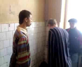 Гопота отжимает телефон у парня в школьном туалете