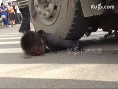 Скутерист попал под грузовик