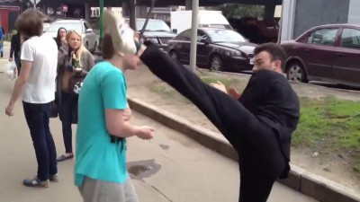 получил в ухо