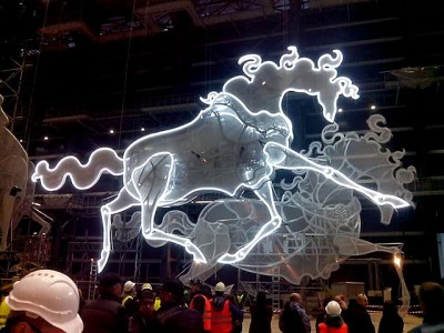 Канадский конь бежит, наш висит