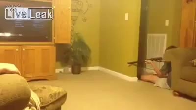 Бесстрашный охотник Fearless kid hunts on a mouse