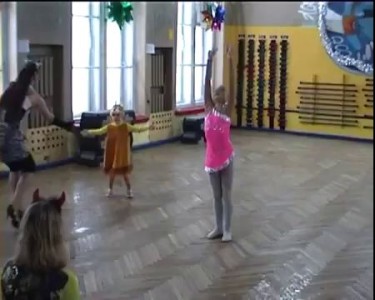 Маленькая девочка в костюме белки пытается забрать все лавры почета себе :) 