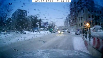 пешеход в капюшоне