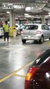 Водитель расстроен, что кто-то занял его парковку