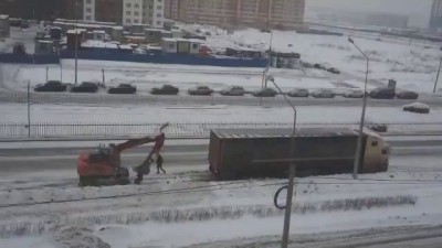 Экскаватор толкает фуру