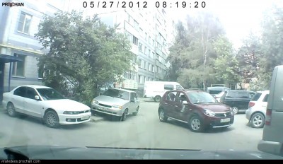 Женщина пытается припарковать свою машину