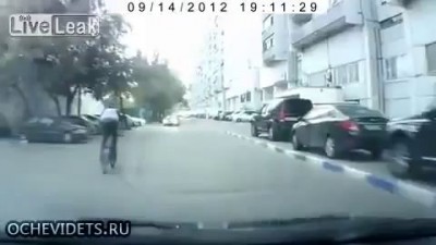 Дебил на BMX, решил перепрыгнуть через машину!!!
