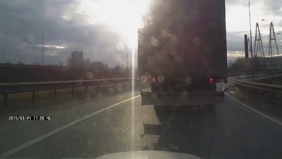 Сам подлез,  ну и получил наказание...