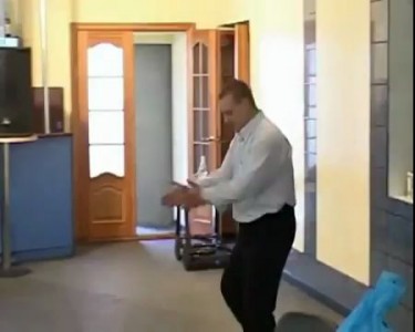 Угарно рассказывает анекдот)))