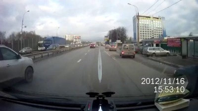 Виновник ДТП обассался от страха,когда его настигли)