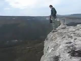Очень опасный прыжок с парашютом с горы