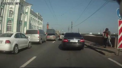 Вот и первые у светофора....