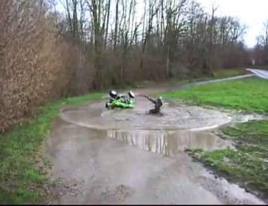 На квадроцикле в лужу