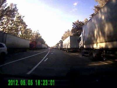 Скопление фур у сортировочного центра почты