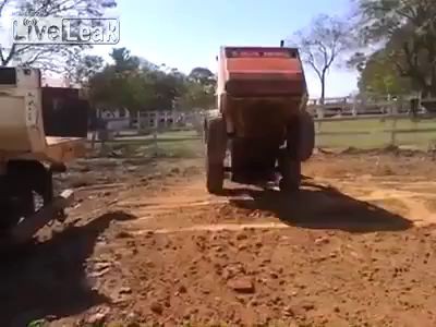 Эпическая загрузка небольшого подъемника в кузов грузовика