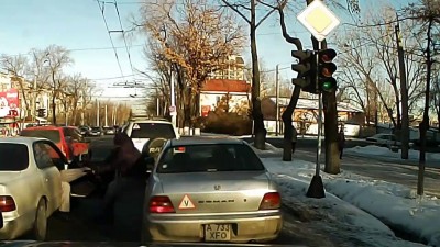 Избил пожилых людей