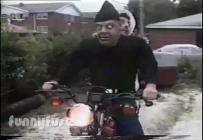 Младенец на мотоцикле!