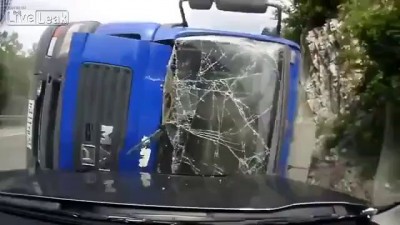 грузовик перевернулся
