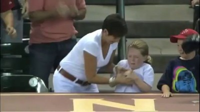 Жадная тётка на бейсболе