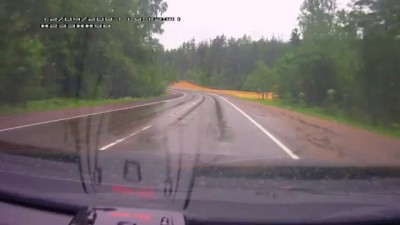 занесло на мокрой дороге