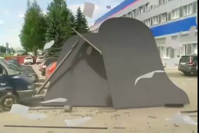 Рояль упал на автомобиль