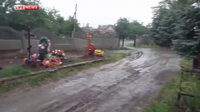 Убитых в Славянске хоронят у дороги