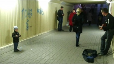 ребенок прикалывается