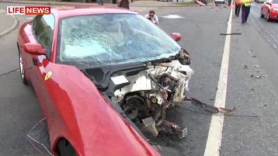  5 Ferrari врезался в столб в центре Москвы