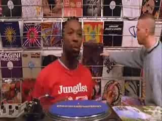 Продавец дисков в магазине