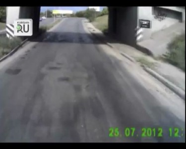 Пассажир такси машет пистолетом