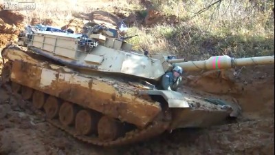 Abrams M1A1 застрял в грязи